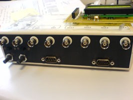 Maquette pdagogique vue de face, connecteurs BNC de l'ADC et du DAC, connecteurs DB9 pour commander 2 onduleurs triphass